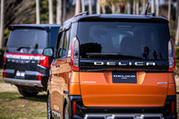 2023年は、初代「デリカ」の発売から55周年となる。「デリカD：5」と「デリカミニ」のいずれにもリアゲートに大きな「DELICA」のロゴが掲げられている。