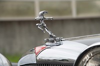 「ALVIS」バッジとともにアメリカ先住民を模したと思われるマスコットが備わる。