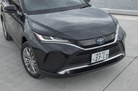 グリルとヘッドランプを有機的に結んだ造形に先代モデルとの連続性が感じられる。