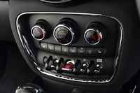 センターコンソールの上部にエアコンの操作系を集中配置。エンジンのスタート／ストップやドライブモード切り替えのトグルスイッチ（右下）がその下に並ぶ。