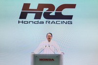 新生HRCのロゴを背にホンダのモータースポーツ参戦について語る、三部敏宏 代表執行役社長。