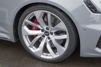 シャープなデザインの20インチホイール。タイヤはコンチネンタルの「スポーツコンタクト6」が組み合わされていた。