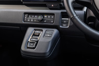 直感的に操作できるエアコンパネルやシフトセレクターは、ホンダ車でおなじみのデザイン。シフトセレクターの右には、省電費運転をしやすくなるように車両が制御する「ECON」モードスイッチが配置されている。