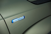 加速時にエンジンをモーターがアシストする、マイルドハイブリッド機構が搭載された「イグニス」。燃費はFF車が19.8km/リッター、4WD車が19.0km/リッターとされている（WLTCモード）。