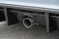 大幅な軽量化を実現するチタンエキゾーストシステム。純正では3本出しだった構造をシンプルな1本出しに変更することで、排気効率も改善。中間トルクの向上を実現している。