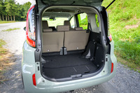 「シエンタ」の3列目シートを格納したところ。床下にきれいに収納されているため、初めて見た人は3列シート車であることに気がつかないだろう。