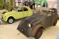 シトロエンは「2CV」の誕生70年を祝った。写真手前は1939年の試作車で、コードネームは「TPV（Tres Petite Voiture：極めて小さい自動車）」。