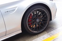 アルミホイールのサイズは19インチ。タイヤはダンロップの「SPORT MAXX RT」が組み合わされていた。