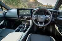 試乗車のインテリアカラーは「ブラック×リッチクリーム」。ダッシュ中央の14インチタッチスクリーンが目を引く。