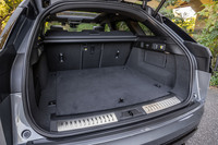 荷室容量は後席使用時で552リッター。後席の背もたれには40：20：40の分割可倒機構が備わり、シートバックをすべて前方に倒すと1358リッターに拡大できる。試乗車両に装備されていたパワージェスチャーテールゲートとリアシートリモートリリースレバーは、前者が2万8000円、後者が2万1000円のオプションアイテム。