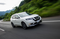 パワープラントやドライブトレインの設定は、標準車の「エクストレイル」と同じ。「モード・プレミア」にもガソリン車とハイブリッド車、FF車と4WD車が用意されており、またガソリン車では3列シート仕様も選択できる。