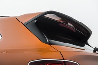 リアエンドに装着されるテールゲートスポイラー。「ベンテイガ スピード」の空力性能を支える要素のひとつだ。