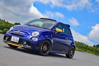 ボディーカラーは専用色の「ブルーポディオ」。イタリア語でポディウム＝表彰台の名が与えられた、カタログモデルでは選べない鮮やかなブルーだ。