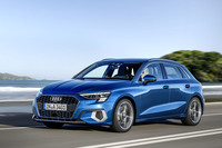 2020年3月3日に発表された新型「アウディA3スポーツバック」。「ゴルフ」よりもロー＆ワイドで、よりスポーティーなスタイリングを目指している。