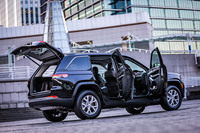 エクステリアの基本デザインは先に販売された「グランドチェロキーL」に準じているが、リアサイドウィンドウとDピラーの形状で、両モデルのちがいを簡単に判別できる。5人乗りとなる「グランドチェロキー」の外寸は全長×全幅×全高＝4900×1980×1810mm、ホイールベースは2965mm。