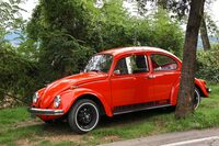 こちらは展示車ではなく、粋な来場者が乗ってきたと思われる初代「フォルクスワーゲン・ビートル」。新車時代に流行したステップ上のデカールも懐かしい。