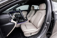 ボディーサイズの拡大やパッケージングの効率化などもあり、車内空間については前席、後席ともに従来モデルよりも頭上まわりや肩まわりのゆとりが増している。