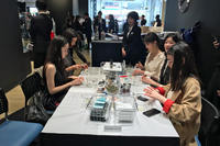 店舗では美容や趣味に関するワークショップやイベントも実施予定。取材時にはアロマサッシェ作りが行われていた。