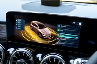 「アダプティブダンピングシステム付きサスペンション」の設定は「ダイナミックセレクトスイッチ」と連動。さらに「GLB200d 4MATIC」の「AMGラインパッケージ」装着車には、状況に応じてエンジンサウンドが変化する「スポーティーエンジンサウンド」も装備される。