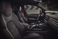 新設計のスポーツシートは高さのあるサイドボルスターが特徴的だ。