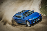 「ウルス」には、「アヴェンタドールS」で導入されたリアホイールステアリングが採用される。低速時は前後ホイールが反対方向に切れて小回り性を高める一方、高速時は同じ方向に切れることで安定性を向上させる。