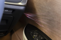 ウルトラスエードにレーザー加工のグラフィックをあしらったドアトリムはレクサス車では初採用。ここに照らされるイルミネーションは光が揺らめくアニメーション付き。