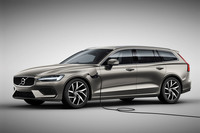 基幹モデル「V60」。ボルボ・カー・ジャパンによれば、この「V60リチャージ プラグインハイブリッドT6 AWDインスクリプション」のほか、エントリーモデル「V60 B4モメンタム」もおすすめとのこと。