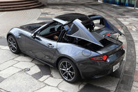 2016年3月のニューヨークショーで世界初公開された「ロードスターRF」。日本では同年10月に予約受け付けが開始された。