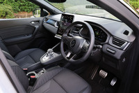 インテリアデザインもアップデート。ダッシュボード中央の縦型液晶パネルが7インチから10.4インチに拡大され、その下にトグルスイッチを一列に並べた空調コントロールパネルを配置。全体的にすっきりとした印象になった。