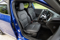 フロントシートはBセグメントとは思えないほど立派な仕上がり。クッションの厚みが素晴らしい。