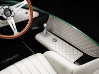 コックピットのマテリアルにも贅（ぜい）が尽くされているのがわかる。変速器は6段+後退。（photo：Pininfarina）