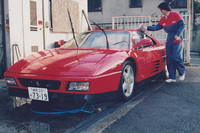 「348tb」を掃除中の筆者。