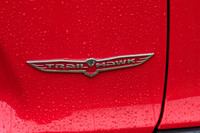 上級グレード「トレイルホーク」には、減速比2.92：1のローレンジやリアロッキングデファレンシャルなど、悪路を走るための機能や装備が採用されている。