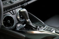 トランスミッションはトルコン式の8段AT。ギア比は4.62（1段）～0.66（8段）で、3.27という最終減速比との組み合わせにより、変速比は総じてライバルより低めとなっている。