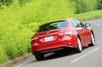 新たな軽量・高剛性ボディーと新開発のサスペンションが与えられた新型「カムリ」。「意のままになる走り」「上質な乗り心地」が追求されている。