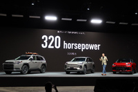 2025年5月21日の発表会にて、デザインの異なる3種類の新型「RAV4」を紹介する、トヨタのサイモン・ハンフリーズ チーフブランディングオフィサー。デザイン領域統括部長も務める人物だ。