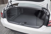 独立したトランクルームは、セダンの特徴のひとつ。9.5インチのゴルフバッグを4つ積載でき、開口部が広いため、荷物の積み込みも容易である。