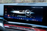 前後のデフロスターには独立したタッチスイッチが設けられているが、空調はセンタースクリーンを介して設定する。「A/C」「AUTO」などのアイコンがメカニカルなエアコンパネルかのようにレイアウトされているのが面白い。