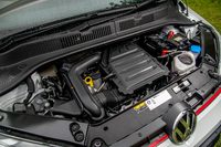 最高出力116ps、最大トルク200Nmを発生する1リッター直3ターボエンジン。排出ガスの浄化のため、エキゾーストシステムには微粒子除去フィルターが装備されている。