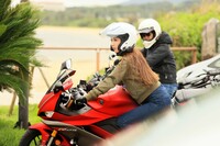 今回の沖縄旅をともにしてくれた友村麗奈さん（写真手前）。ダンスの世界大会優勝経験を持つアスリートで、大型二輪免許、2級小型船舶免許も所持している。