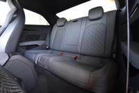 「A5／S5クーペ」の後席は2人乗り（スポーツバックは3人乗り）。写真には写っていないが、前席のセンターコンソールの背面には、後席用のエアコン吹き出し口とシガーソケットが設けられている。