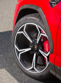 Y字のデザインが採用された22インチアルミホイール。タイヤは「ピレリPゼロ」が組み合わされていた。