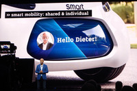 まずはダイムラーのディーター・ツェッチェ会長が登壇。