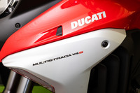 「ムルティストラーダ」シリーズは2003年に誕生。当初はオンロード主体のツーリングバイクだったが、2010年のモデルチェンジで、出力特性が異なるスポーツ、ツーリング、アーバン、エンデューロの4つ走行モードを採用した。