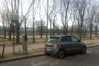 基本的に脱クルマを推進するパリだが、電気自動車に対しては少し優しい。幹線道路や高速での急速充電はもちろんだが、市内の随所にこうした普通充電器も設置されている。撮影時には、ご覧のように日本未導入の「ルノー・トゥインゴ エレクトリック」が充電中だった。