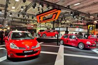 ルノーは発売されたばかりの6代目「クリオ」を中央に据えるとともに、歴代モデルを展開した。