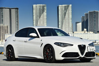 去る9月に日本でも発表された新型「ジュリア」。ラインナップの頂点に位置する高性能モデル「クアドリフォリオ」の車両価格は1132万円。