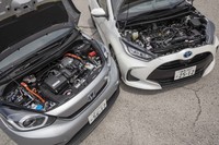 「フィットe：HEVネス」（写真左）と「ヤリス ハイブリッドZ」（同右）のハイブリッドユニットは、ともに1.5リッターエンジンがベース。シリンダーの数やモーターの出力には、見るべきちがいがある。