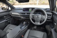 “バージョンL”はダッシュボードにヘアライン加工が施されたオーナメントパネルを装備。EV化による高い静粛性を生かすマークレビンソンのプレミアムサウンドシステムは全車標準装備となっている。