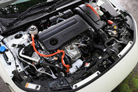 「e：HEV」に組み合わされるエンジンには、新開発の2リッター直4直噴ユニットを採用。燃料の筒内直接噴射とアトキンソンサイクルの採用により、燃費と走りの両立を図っている。